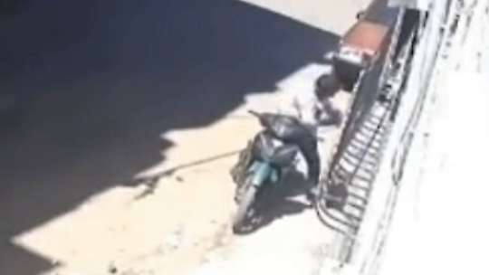 Gaziantep'te tepki çeken görüntü: Küçük kızını darbedip motosikletle sürükleyen baba gözaltına alındı