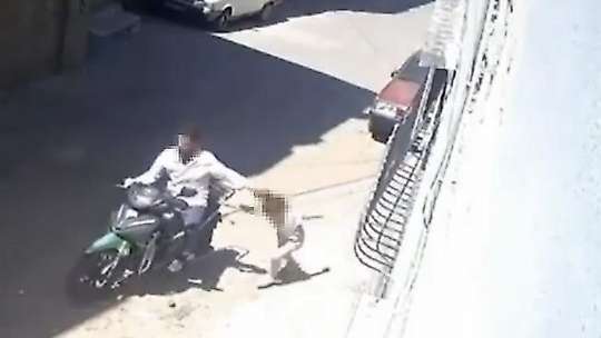 Gaziantep'te tepki çeken görüntü: Küçük kızını darbedip motosikletle sürükleyen baba gözaltına alındı