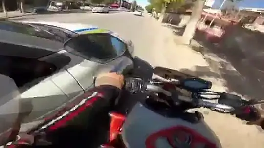 Gaziantep'te trafik kurallarını ihlal eden motosikletliyi polisler çarparak durdurdu