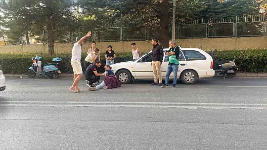 Geç gelen sağlıkçılar daha yaralıya müdahale etmeden basın mensubuyla tartışmaya girdi