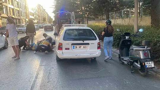 Geç gelen sağlıkçılar daha yaralıya müdahale etmeden basın mensubuyla tartışmaya girdi