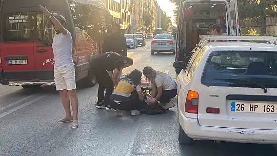 Geç gelen sağlıkçılar daha yaralıya müdahale etmeden basın mensubuyla tartışmaya girdi