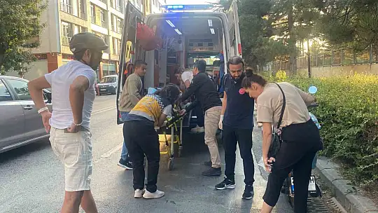 Geç gelen sağlıkçılar daha yaralıya müdahale etmeden basın mensubuyla tartışmaya girdi