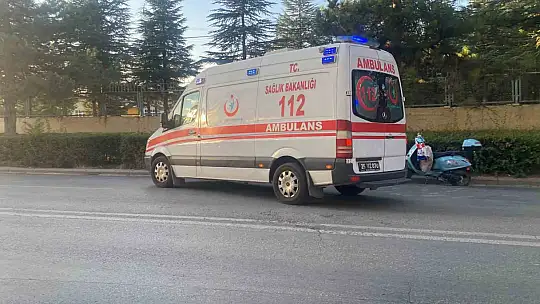 Geç gelen sağlıkçılar daha yaralıya müdahale etmeden basın mensubuyla tartışmaya girdi
