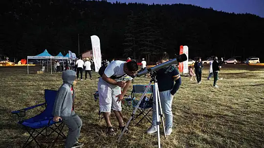 Gençler Başkonuş'ta gökyüzünü keşfe çıktı