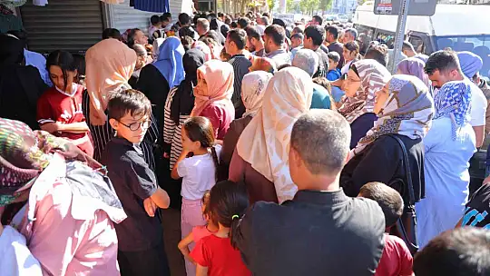 Giyim mağazasında indirim izdihama neden oldu