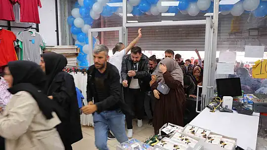 Giyim mağazasında indirim izdihama neden oldu