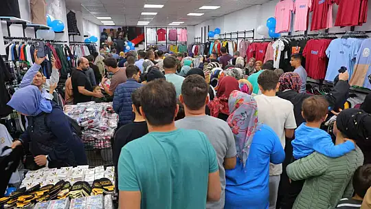 Giyim mağazasında indirim izdihama neden oldu