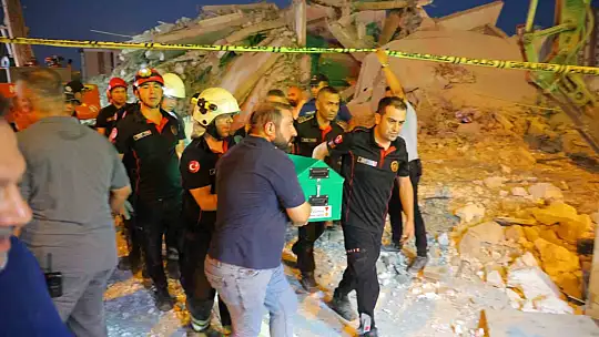 Göçük altında kalan iş makinası operatörünün cansız bedenine ulaşıldı