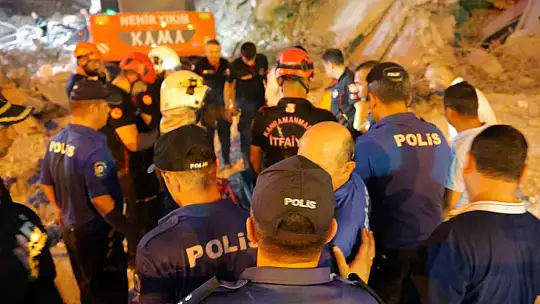 Göçük altında kalan iş makinası operatörünün cansız bedenine ulaşıldı