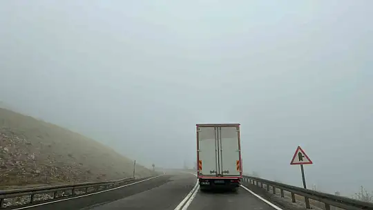 Göksun'da sis etkili oldu