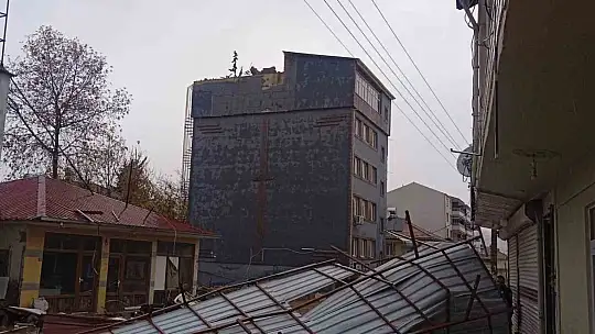Gölbaşı ilçesinde çatılar uçtu