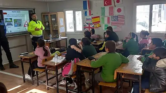 Gölbaşı'nda öğrencilere trafik kuralları anlatılıyor