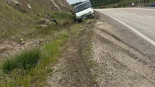 Gölbaşı'ndan minibüs şarampole savruldu: 3 yaralı