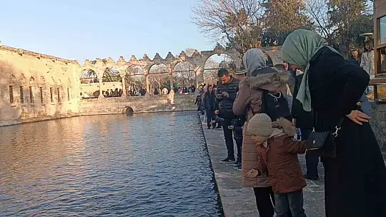 Güneşi gören soluğu Balıklıgöl'de aldı