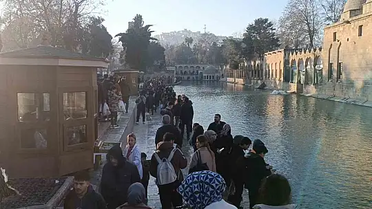 Güneşi gören soluğu Balıklıgöl'de aldı