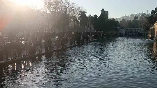 Güneşi gören soluğu Balıklıgöl'de aldı