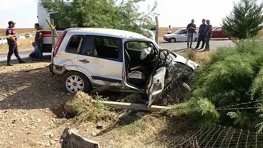 Hafif ticari araç ile otomobil çarpıştı: 1 ölü, 1 yaralı