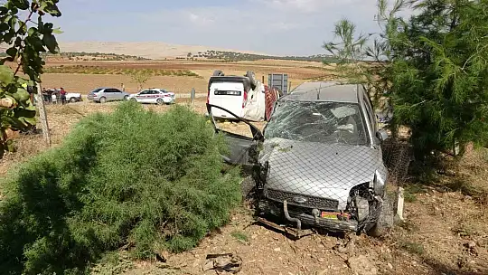 Hafif ticari araç ile otomobil çarpıştı: 1 ölü, 1 yaralı