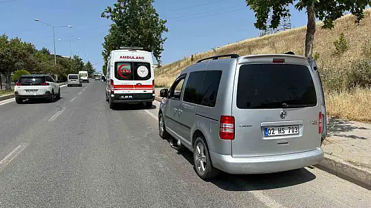 Hafif ticari araç ile otomobil çarpıştı