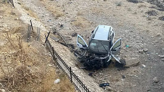 Hafif ticari araç şarampole yuvarlandı: 1 yaralı