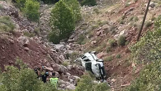 Hafif ticari araç uçuruma yuvarlandı: 1 ölü, 1 yaralı