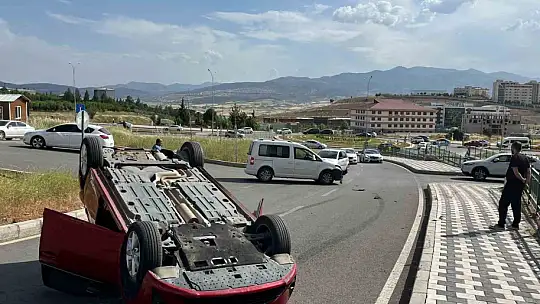 Hafif ticari araçla çarpışan otomobil takla attı sürücüsü yaralandı