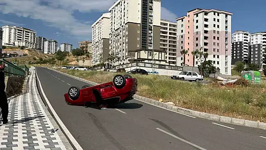 Hafif ticari araçla çarpışan otomobil takla attı sürücüsü yaralandı