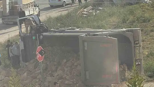 Hafriyat yüklü kamyon devrildi: 1 yaralı
