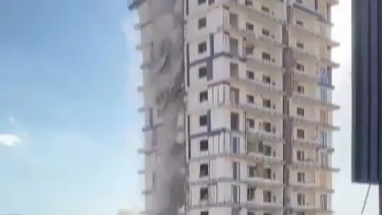 Hasarlı bina yıkıldı