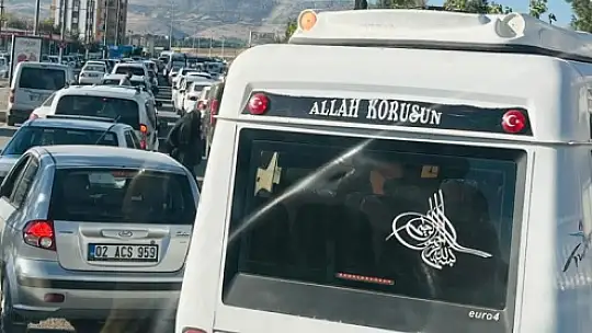 Hastanede yolundaki trafik yoğunluğu tepkilere neden oluyor