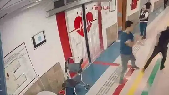 Hastanedeki bıçaklı saldırı kamerada