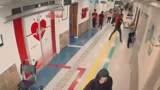 Hastanedeki bıçaklı saldırı kamerada