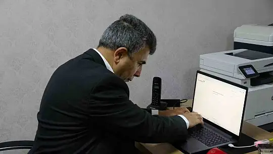 Hayatını görme engelli eşine adadı