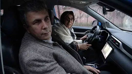 Hayatını görme engelli eşine adadı