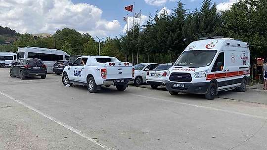 Hazar Gölü'nde gezi teknesi battı: 7 kişi kurtarıldı