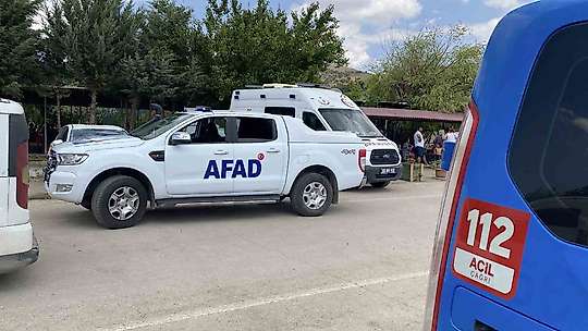 Hazar Gölü'nde gezi teknesi battı: 7 kişi kurtarıldı