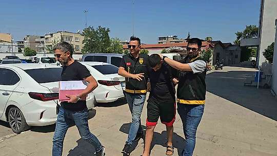 Hırsız aracı soydu, kuzeni kendini memur olarak tanıtıp sürücüye
