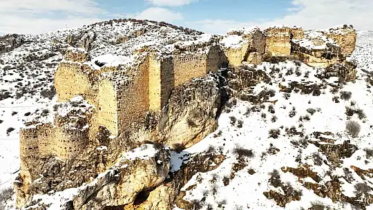 Hurman Kalesi karla birlikte mest etti
