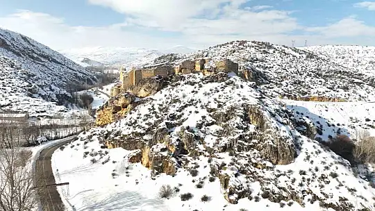 Hurman Kalesi karla birlikte mest etti