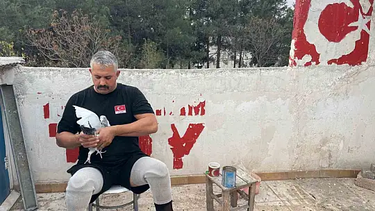 İki ayağını kaybetti, güvercinlerle hayata bağlandı