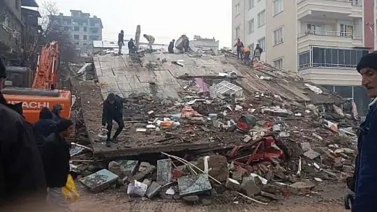 İki oğlunu kaybeden depremzede baba: