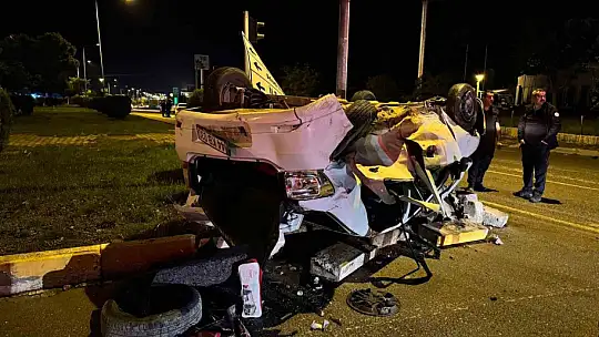 İki otomobil çarpıştı: 1'i ağır 3 yaralı