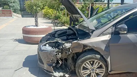 İki otomobil çarpıştı: 4 kişi yaralandı