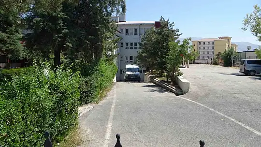 İş makinesinin altında kalan operatör hayatını kaybetti