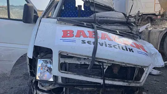 Adana'da işçi servisiyle kamyon çarpıştı! 3 kişi vefat etti 8 kişi yaralandı