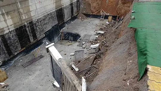 İstinat duvarı çöken bina havadan görüntülendi