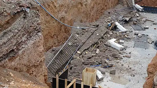 İstinat duvarı çöken bina havadan görüntülendi