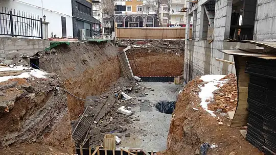 İstinat duvarı çöken bina havadan görüntülendi