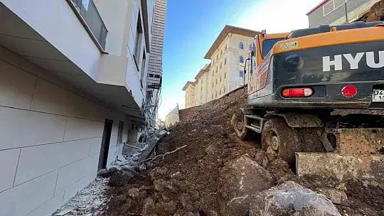 İstinat duvarı çöken sitedeki 4 dairede hasar oluştu
